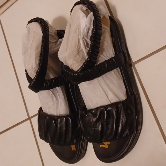 Sandel - Picture 2 of 2